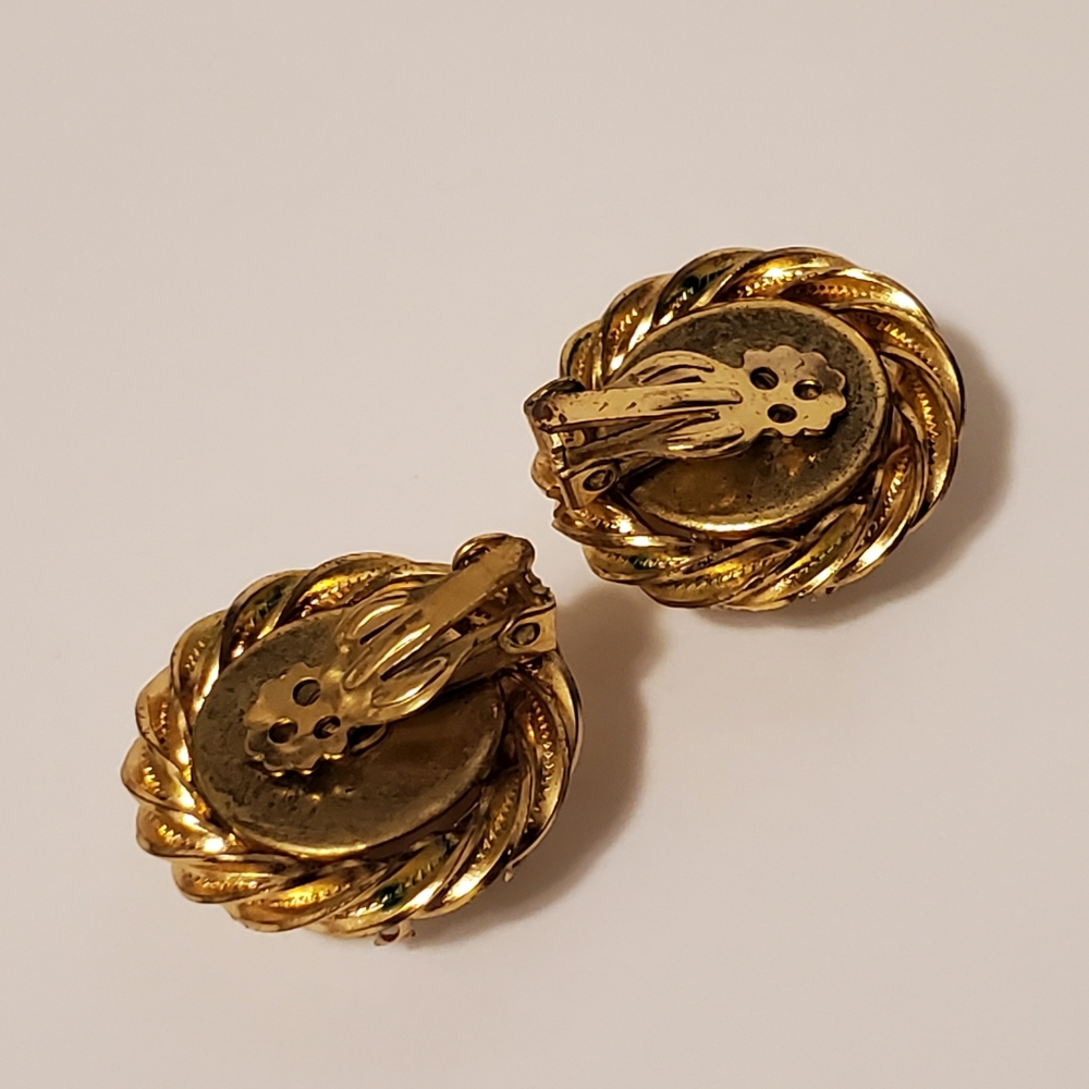 Vintage Clip on earrings - Picture 2 of 2